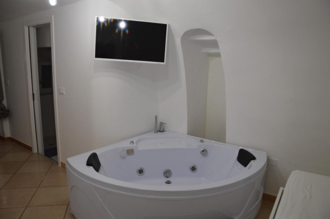 Ostuni 21Mqsuitehomes, Appartamento Con Mini Piscina Privata, Appartamenti Con Vasca Idromassaggio & Appartamenti Standard Exterior foto