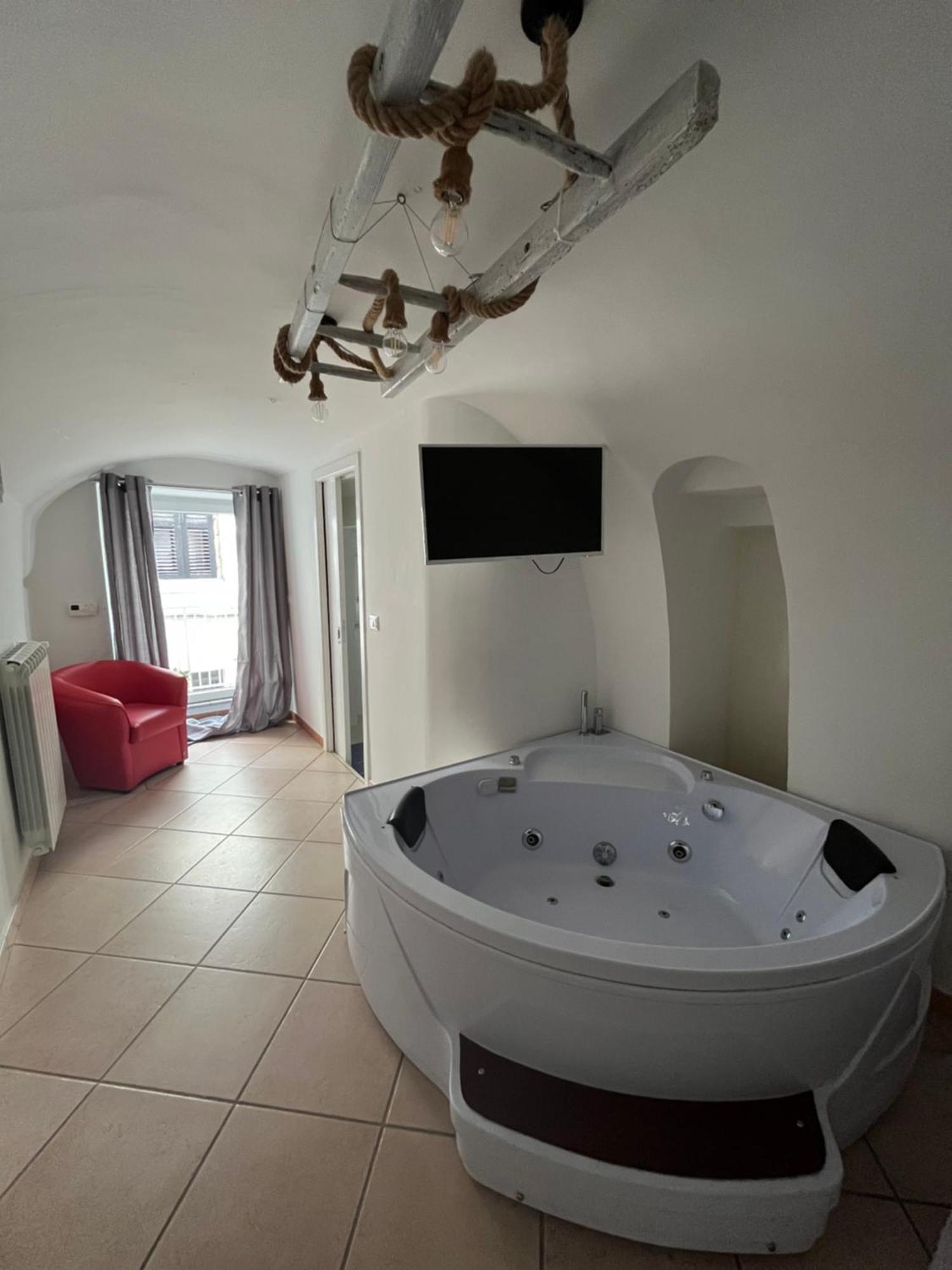 Ostuni 21Mqsuitehomes, Appartamento Con Mini Piscina Privata, Appartamenti Con Vasca Idromassaggio & Appartamenti Standard Exterior foto