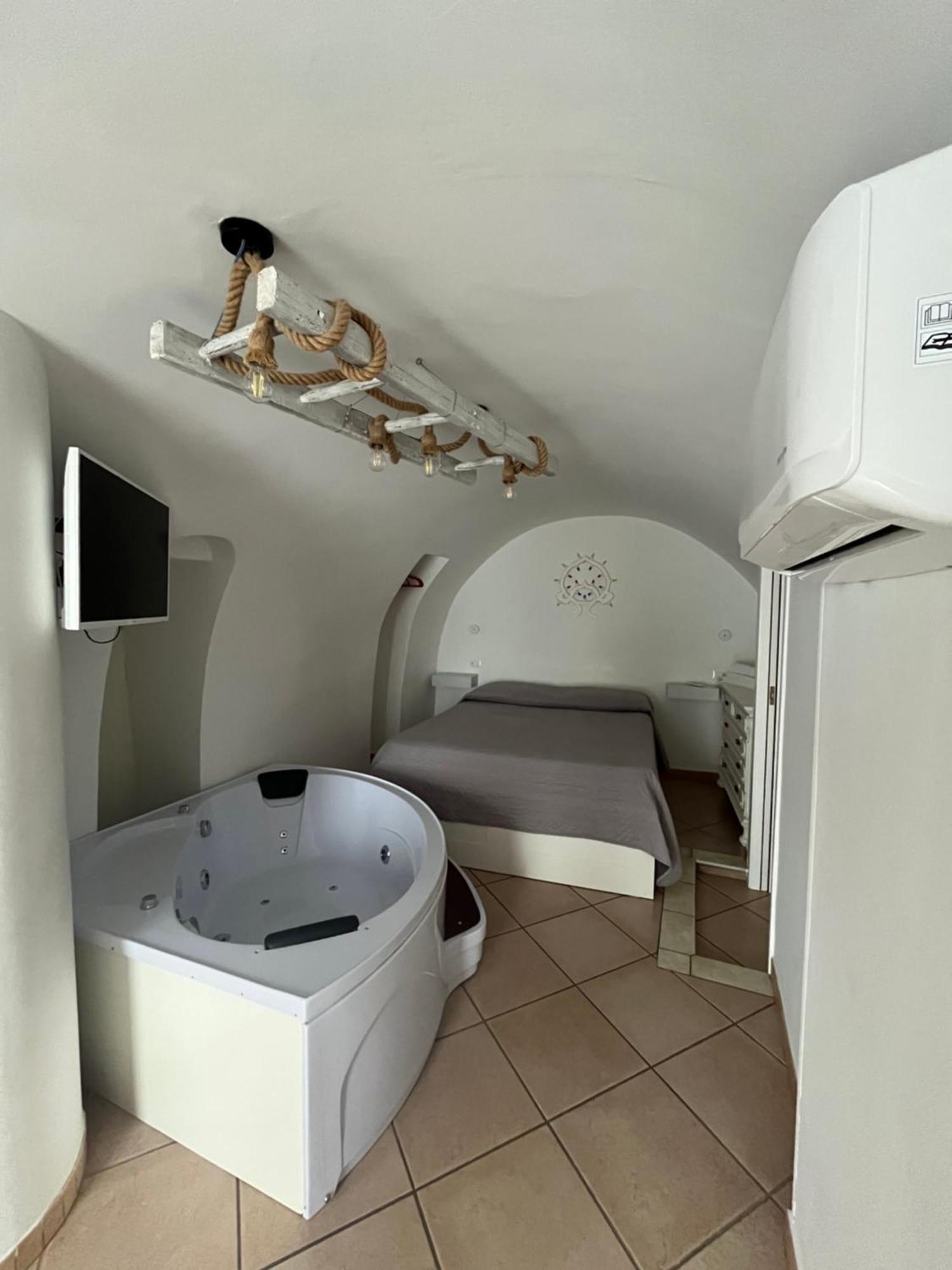 Ostuni 21Mqsuitehomes, Appartamento Con Mini Piscina Privata, Appartamenti Con Vasca Idromassaggio & Appartamenti Standard Exterior foto